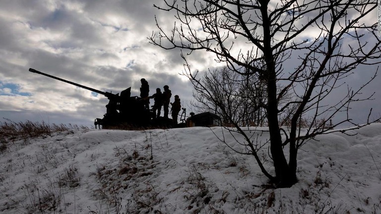 ウクライナの兵士。ゼレンスキー氏はロシアとの和平協議が実現してもウクライナ領土の譲渡には同意しない考えを示した＝１４日、ウクライナ・バフムート近郊/John Moore/Getty Images