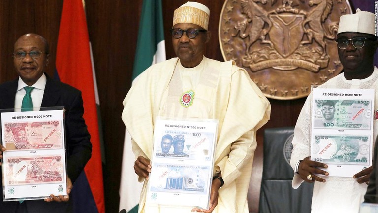 新紙幣を発表するナイジェリアのブハリ大統領ら＝２２年１１月２３日、首都アブジャ/Afolabi Sotunde/Reuters