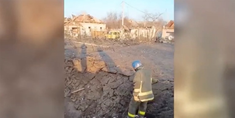 ウクライナ・パブロフラードへのミサイル攻撃でできた穴/Telegram