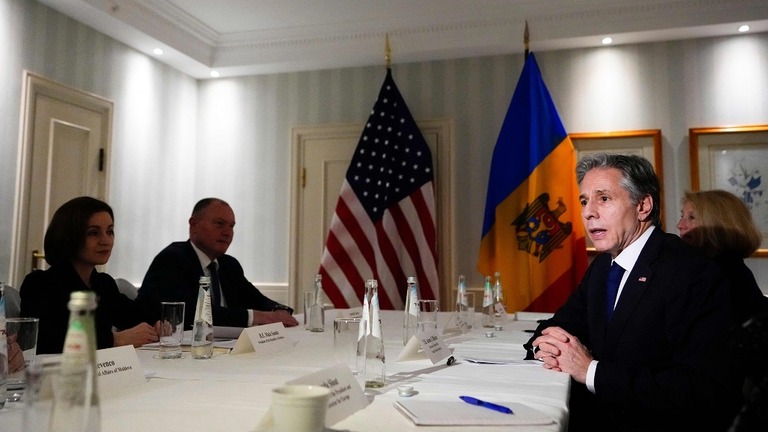 ミュンヘン安全保障会議で会談するブリンケン米国務長官（右）とモルドバのサンドゥ大統領/Petr David Josek/AFP/Getty Images