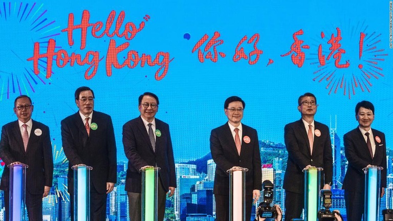 「ハロー香港」立ち上げのセレモニーに参加する李家超行政長官（右から３人目）/ Lam Yik/Bloomberg/Getty Images