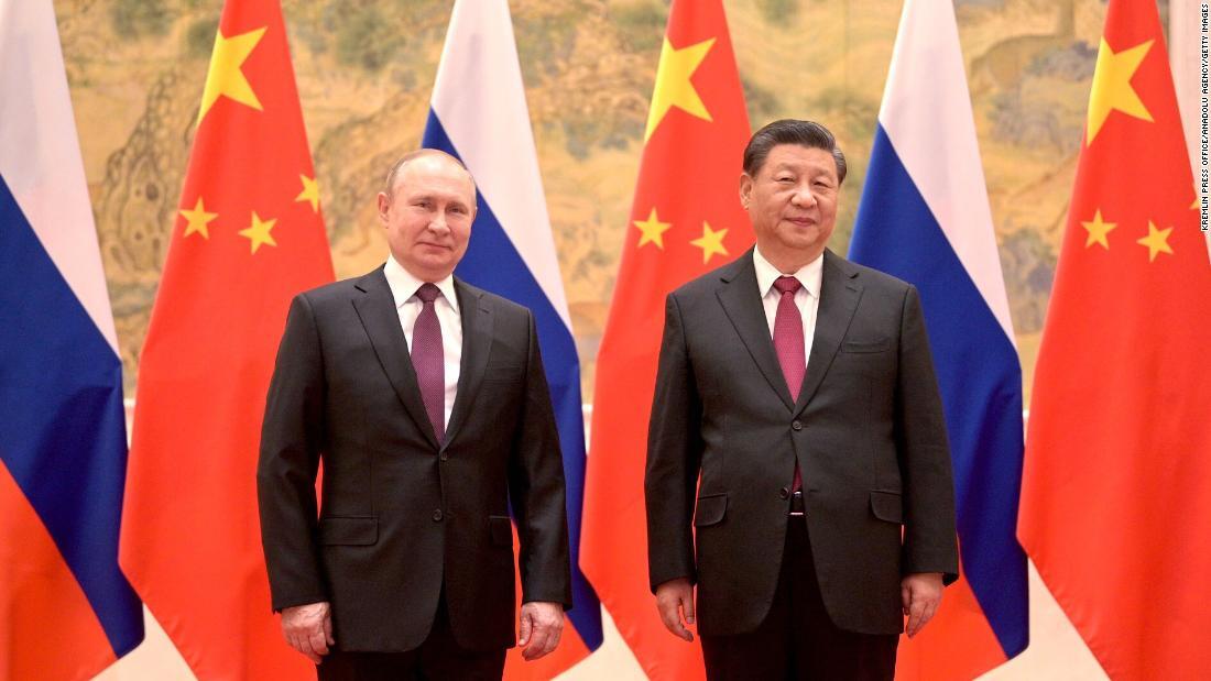 侵攻の数週間前に北京で会談したロシアのプーチン大統領(左)と中国の習近平国家主席/Kremlin Press Office/Anadolu Agency/Getty Images