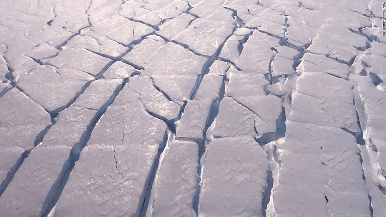 スウェイツ氷河の表面に走った亀裂＝２０２０年撮影/Dr. Britney Schmidt/ITGC