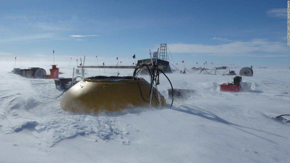 スウェイツ氷河上に設置された調査のための掘削拠点/Peter Davis/British Antarctic Survey/ITGC
