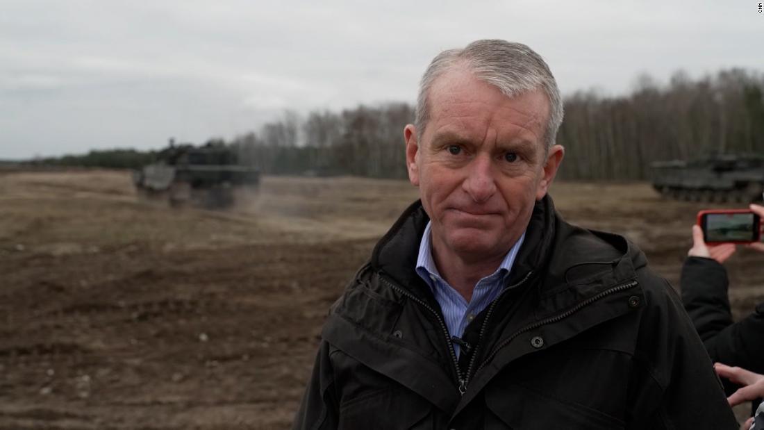 ポーランドで独製戦車の訓練を受けるウクライナ軍兵士を取材するCNNのニック・ロバートソン記者/CNN