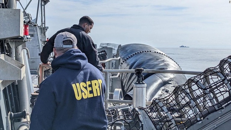海上で残骸の回収を行う連邦捜査局（ＦＢＩ）の係官/FBI