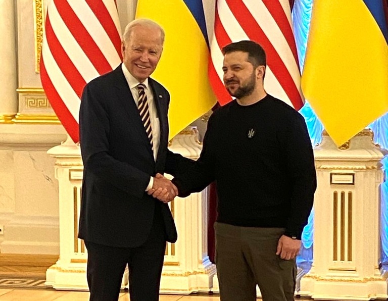 バイデン米大統領とウクライナのゼレンスキー大統領がキーウの大統領府で握手＝２０日/Pool
