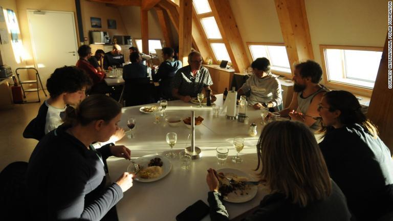 デュコンセイユさんは、チームの士気を高めるのに食事は重要だと語る/Courtesy International Polar Foundation