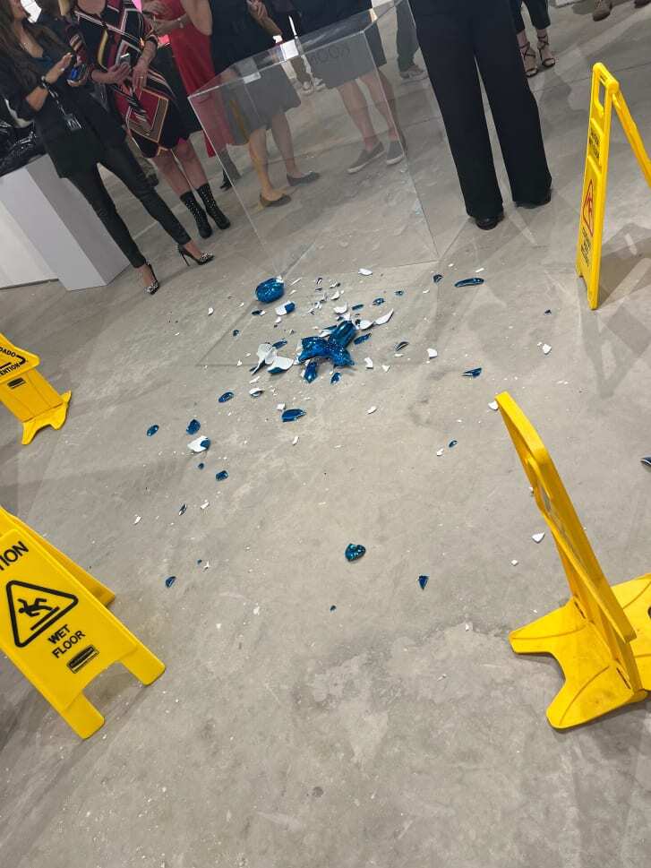 作品は台座に載せて展示されていた/Bel-Air Fine Art Contemporary Art Galleries