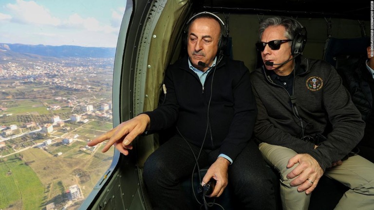 被災地を視察するトルコのチャブシュオール外相（左）と米国のブリンケン国務長官＝１９日/Cem Ozdel/Anadolu Agency/Getty Images