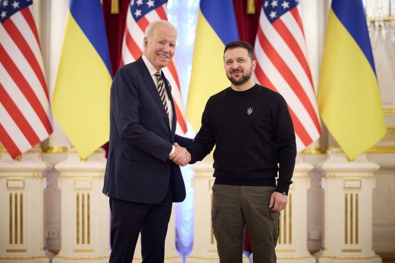 握手を交わす米国のバイデン大統領（左）とウクライナのゼレンスキー大統領＝２０日、ウクライナ首都キーウ/Ukrainian Presidency/Handout/Anadolu Agency/Getty Images