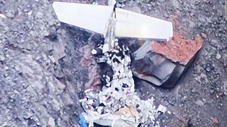 １９日午後４時ごろに見つかった残骸＝アルバイ州カマリグ/Philippine News Agency