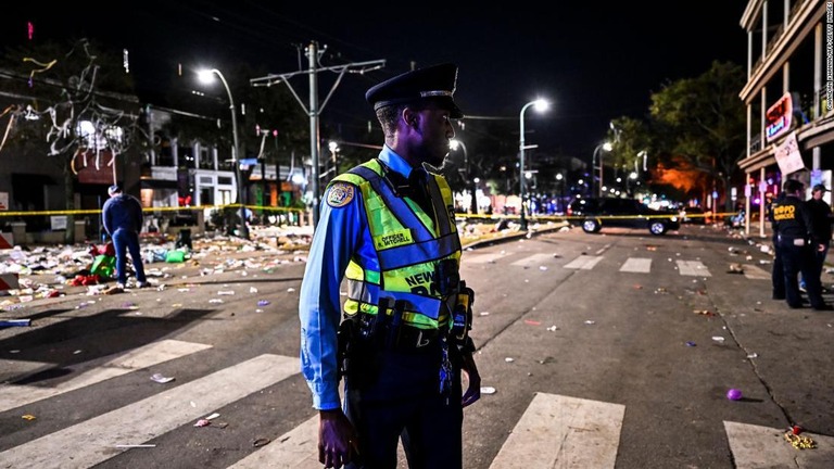 銃撃事件が起きた現場で対応に当たる警官＝１９日、米ルイジアナ州ニューオーリンズ
/CHANDAN KHANNA/AFP/Getty Images