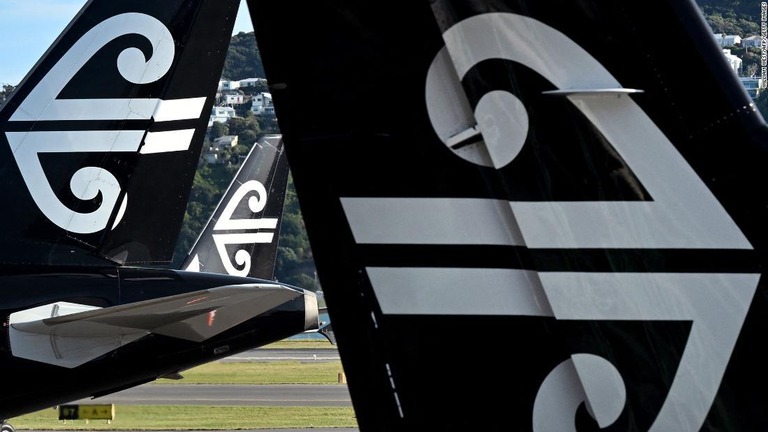 ニュージーランド航空便が行き先の変更を強いられ、出発地点のオークランド空港に戻る出来事があった/William West/AFP/Getty Images