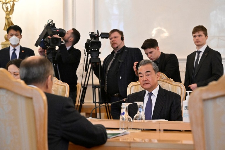 ロシアのラブロフ外相（左）と会談する中国の王毅共産党政治局員/Alexander Nemenov/Reuters