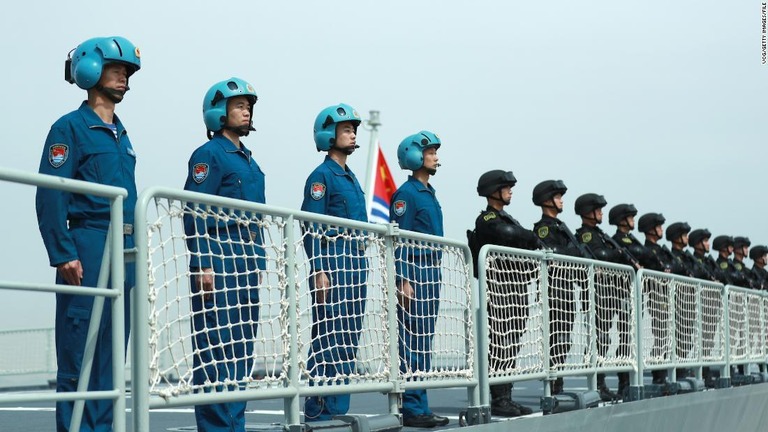 甲板に並ぶ中国海軍の兵士＝２０２２年５月/VCG/Getty Images/FILE