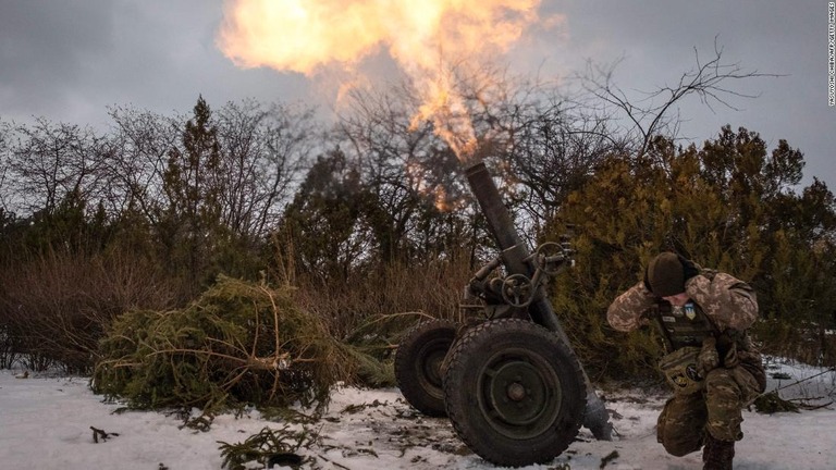 ウクライナ・バフムートのロシア軍へ向けて迫撃砲を発射するウクライナ軍兵士＝１月/Yasuyoshi Chiba/AFP/Getty Images
