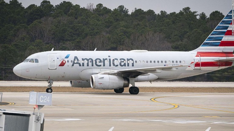 機内で乗客が暴れたことを受けて、アメリカン航空機が行き先を変更した/Al Drago//Bloomberg/Getty Images/File