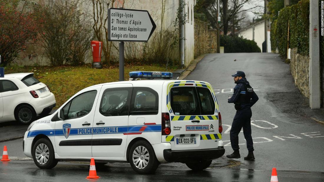 16歳生徒が教員を刺殺、「取りつかれていた」と主張 フランス CNN.co.jp