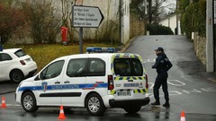 １６歳生徒が教員を刺殺、「取りつかれていた」と主張　フランス
