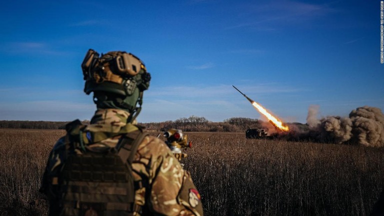 ロシア軍に向かって発射する自走式多連装ロケット砲「ブレビイ」/ANATOLII STEPANOV/AFP/AFP via Getty Images
