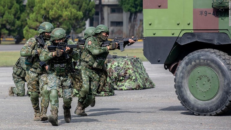 軍事訓練を行う兵士＝１月６日、台湾南西部の軍事基地/Taiwan Presidential Office/AP