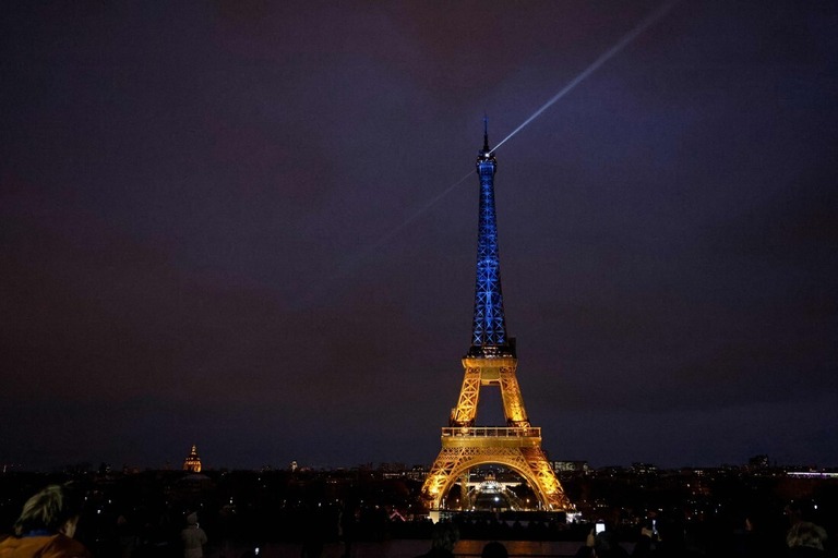 ウクライナの国旗の色に照らされたエッフェル塔＝２３日、仏パリ/Ludovic Marin/AFP/Getty Images