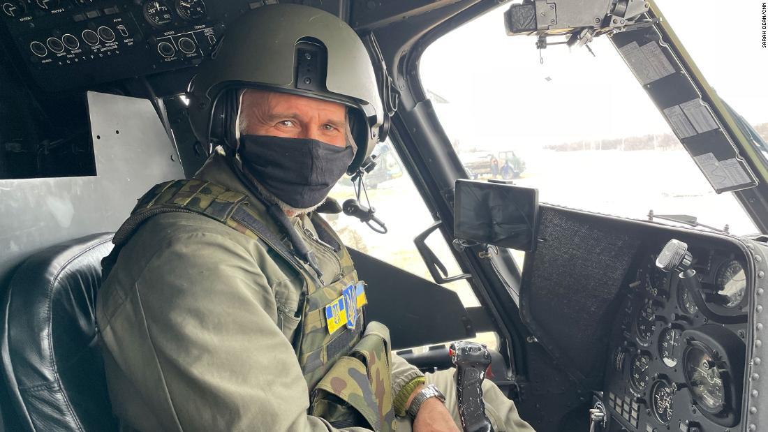 ウクライナのヘリ操縦士、ヘナディー氏はロシアで教育を受け、ロシア軍の将校として3年間従軍した/Sarah Dean/CNN