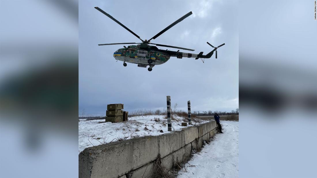 バフムート近郊での戦闘任務から戻るウクライナ軍のヘリ/Sarah Dean/CNN