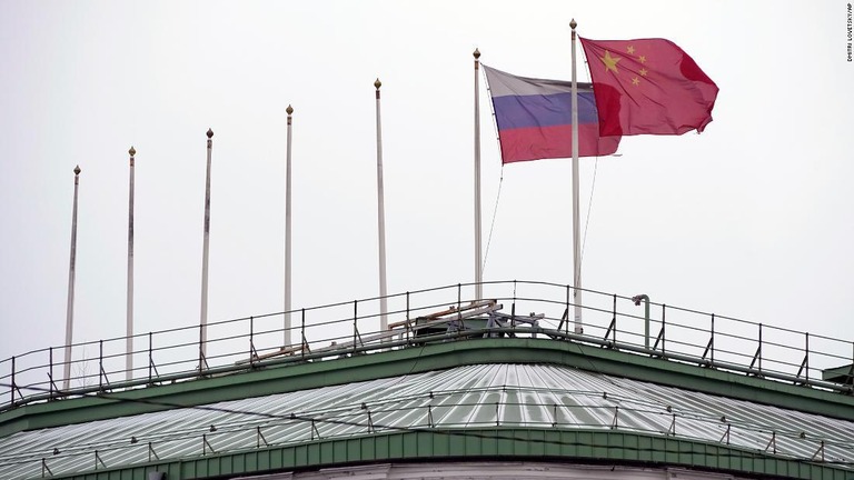 ロシアと中国の国旗のみが風にはためくロシア・サンクトペテルブルクのホテルの屋上/Dmitri Lovetsky/AP