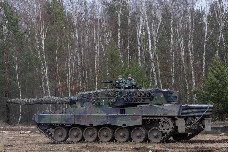 ポーランド西部でレオパルト２の訓練を行うポーランドとウクライナの兵士＝２月１３日/Wojtek Radwanski/AFP/Getty Images