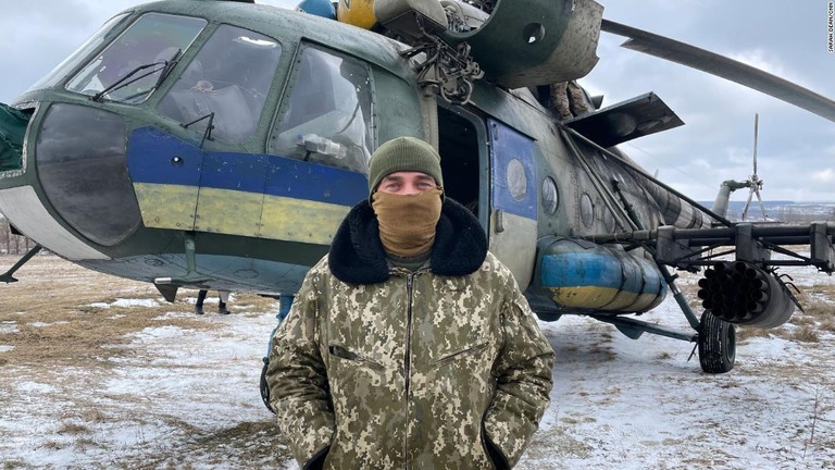 任務から戻ったセルヒー氏。２２年以上の経験を持つ同氏は、ウクライナには新型の攻撃ヘリやより長距離の兵器を搭載した新型機が必要だと語る/Sarah Dean/CNN
