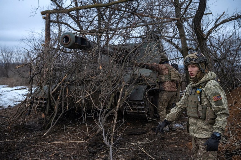 榴弾砲の発射準備をするウクライナ軍兵士＝２５日、ウクライナ・バフムート近郊/Marko Djurica/Reuters
