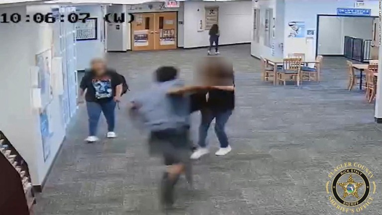 男子生徒がゲーム機を取り上げた職員に襲いかかる様子を、防犯カメラの映像がとらえていた/Flagler County Sheriff's Office