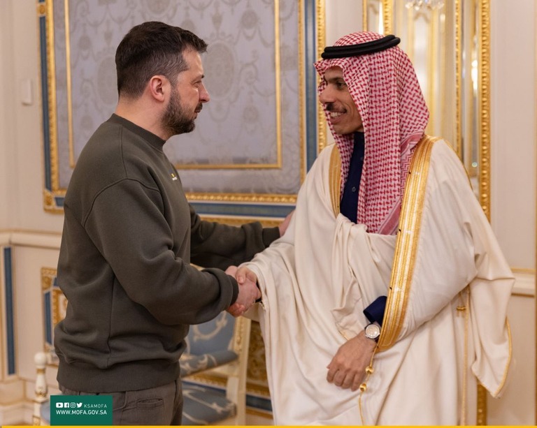 ウクライナのゼレンスキー大統領と握手を交わすサウジアラビアのファイサル外相（右）/MOFA of Saudi Arabia/Twitter