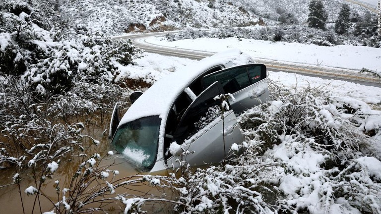 雪の積もった道路から外れてしまった車両＝米カリフォルニア州/Mario Tama/Getty Images