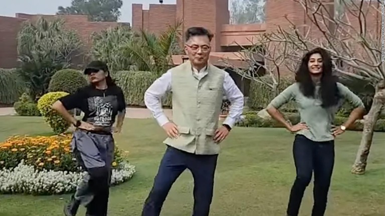 「ナートゥダンス」を踊りながらポーズを取る韓国の外交官/Korean Embassy in India/Facebook/YouTube