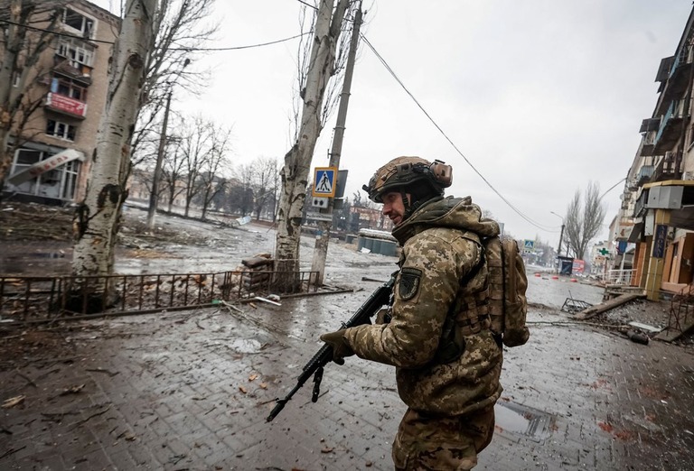 人けのない道路を移動するウクライナ軍兵士＝２５日、ウクライナ・バフムート/Radio Free Europe/Radio Liberty/Serhii Nuzhnenko/Reuters