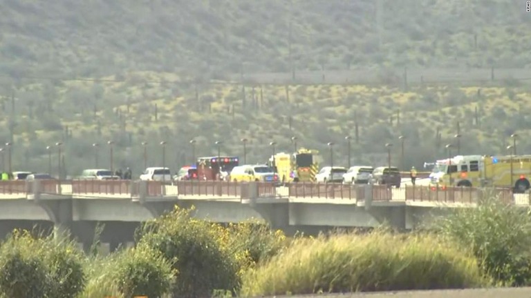 アリゾナ州グッドイヤーで２５日、小型トラックがサイクリング中の集団に突っ込んだ/KPHO