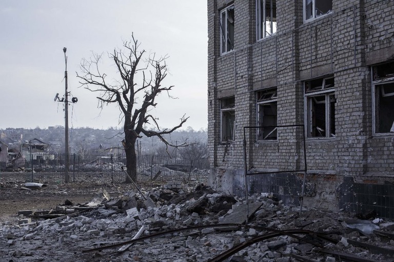 ウクライナ東部バフムートの攻撃後の様子/Marek M. Berezowski/Anadolu Agency/Getty Images