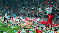 トルコのサッカーファン、ピッチに大量のぬいぐるみ投げ込む　地震被害の子どもたちに支援表明