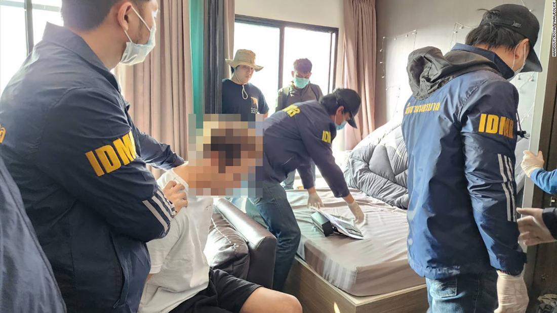 警察の強制捜査で身柄を拘束された際の容疑者の様子23日、バンコク/Handout/Royal Thai Police