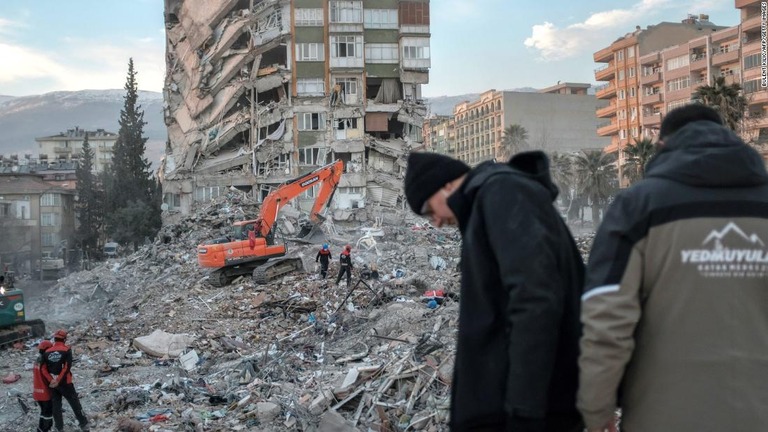地震後、建物のがれきの中を捜索する人々＝トルコ南部カフラマンマラシュ/Bulent Kilic/AFP/Getty Images