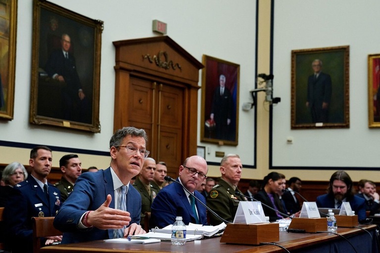 下院軍事委員会の公聴会で証言するカール国防次官/Elizabeth Frantz/Reuters