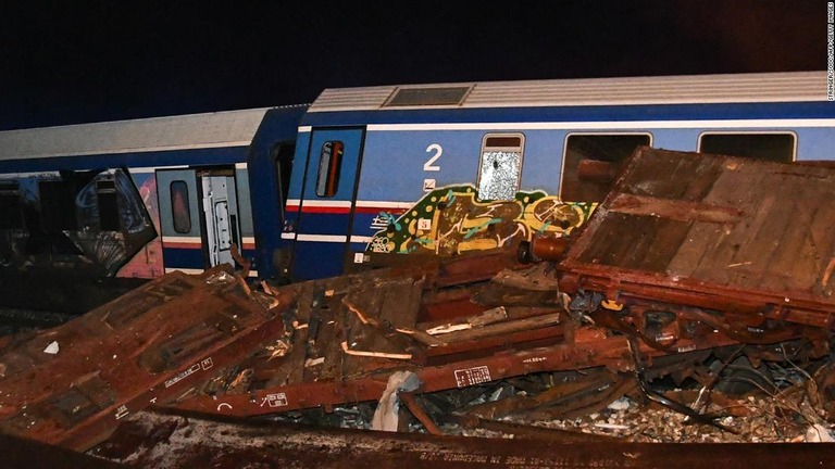 ギリシャで乗客を乗せた列車と貨物列車が衝突した/STringer/SOOC/AFP/Getty Images
