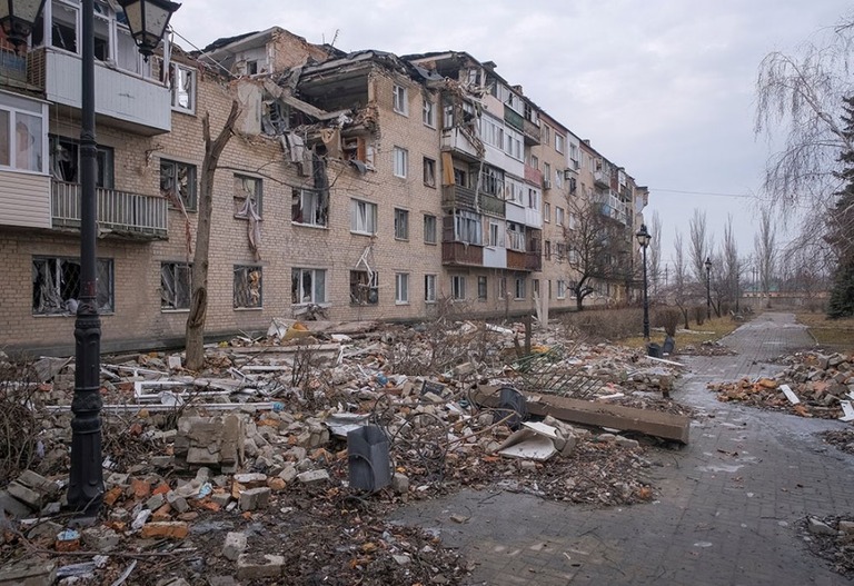 ロシア軍の攻撃によって破壊された建物＝２月２７日、ウクライナ・バフムート/Alex Babenko/Reuters