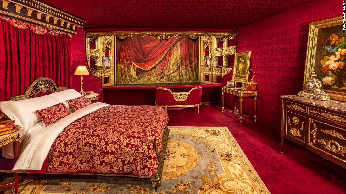 赤と金で彩られた寝室/Thibaut Chapotot/Airbnb