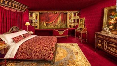 赤と金で彩られた寝室