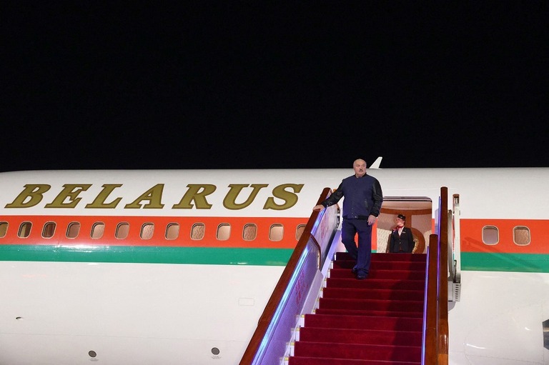 中国・北京に到着したベラルーシのルカシェンコ大統領＝２８日/Maxim Guchek/Belta/AFP/Getty Images