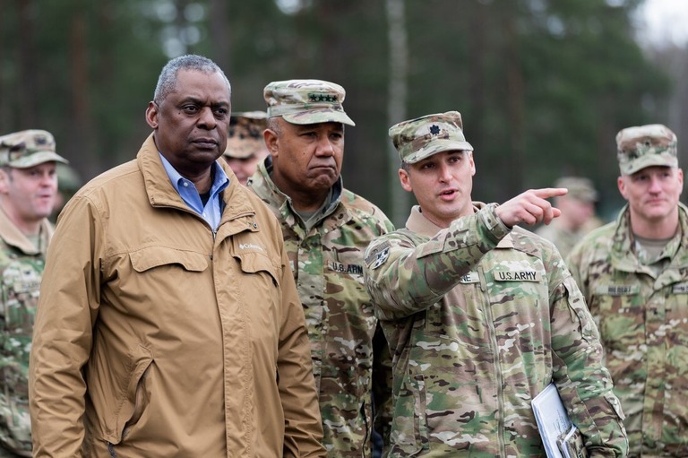 現地の兵士らと話す米国のオースティン国防長官（左）＝２月１７日、ドイツ・バイエルン州グラーフェンウェア/Staff Sgt. Jordan Sivayavirojna/U.S. National Guard